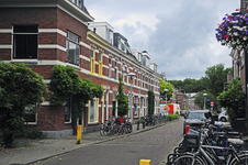 904392 Gezicht in de Bollenhofsestraat te Utrecht, met de huizen Bollenhofsestraat 95 (links) -lager.